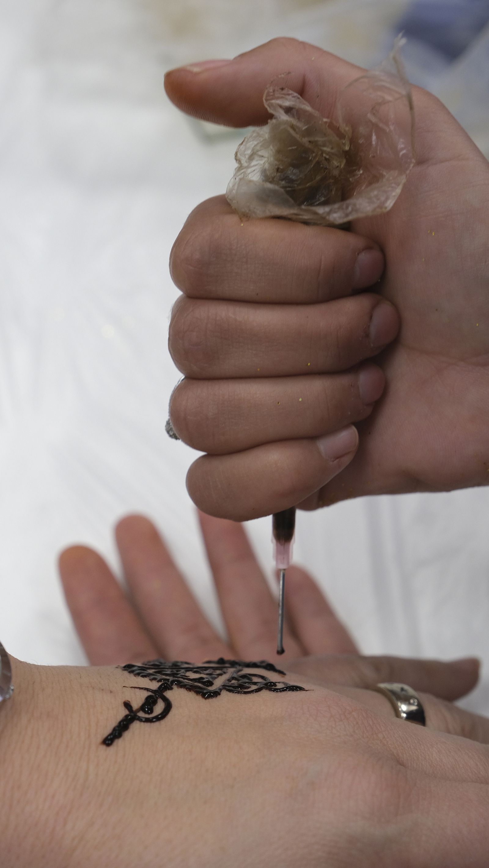 Imágenes de los talleres de inserción laboral de Verdiblanca en el Espacio Alma