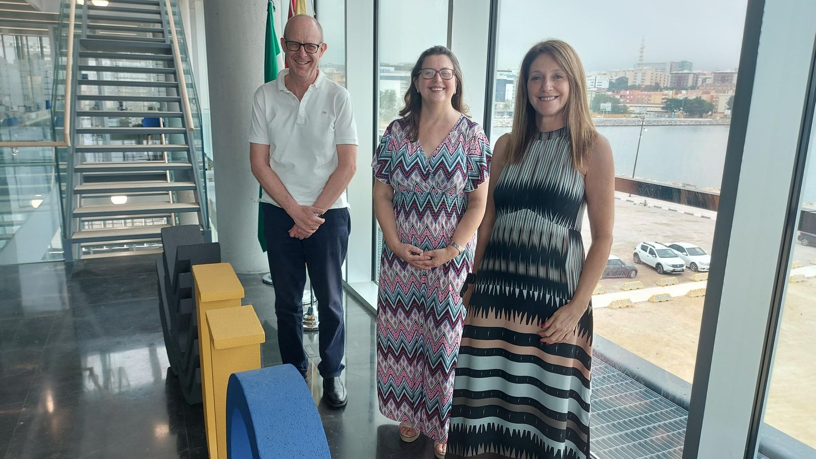 El profesor de Derecho Internacional, Jesús Verdú, la vicerrectora del Campus Bahía de Algeciras, Mari Luz Martín (centro) y la directora-coordinadora de los másteres de la UCA, María del Mar Cerbán.