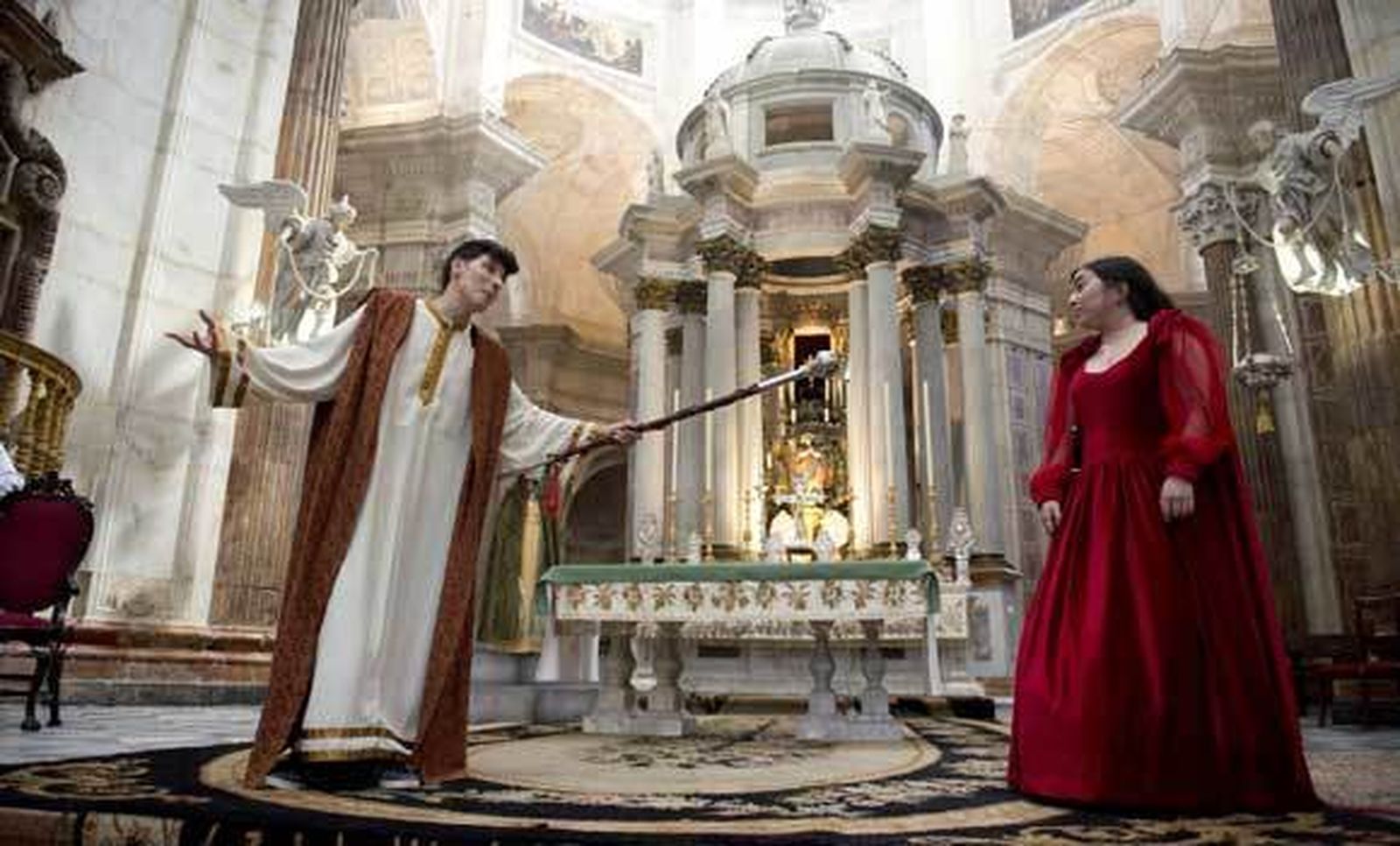Los actores de Candilejas, en un momento del ensayo del auto sacramental en la Catedral. /Joaquín Hernández Kiki