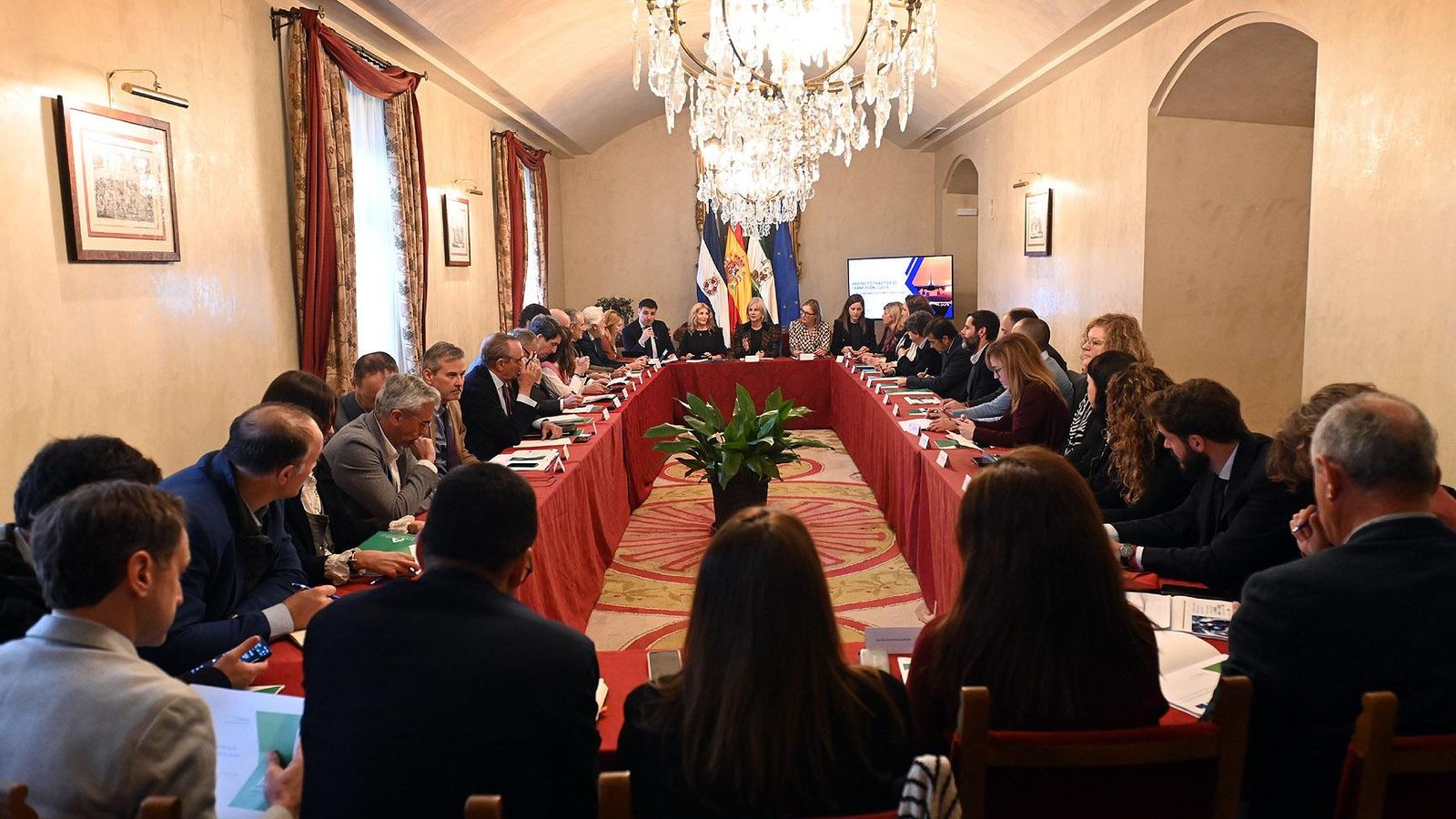Un instante de la reunión sobre el 'hub' aeronáutico celebrada en el Ayuntamiento. Un instante de la reunión sobre el 'hub' aeronáutico celebrada en el Ayuntamiento.