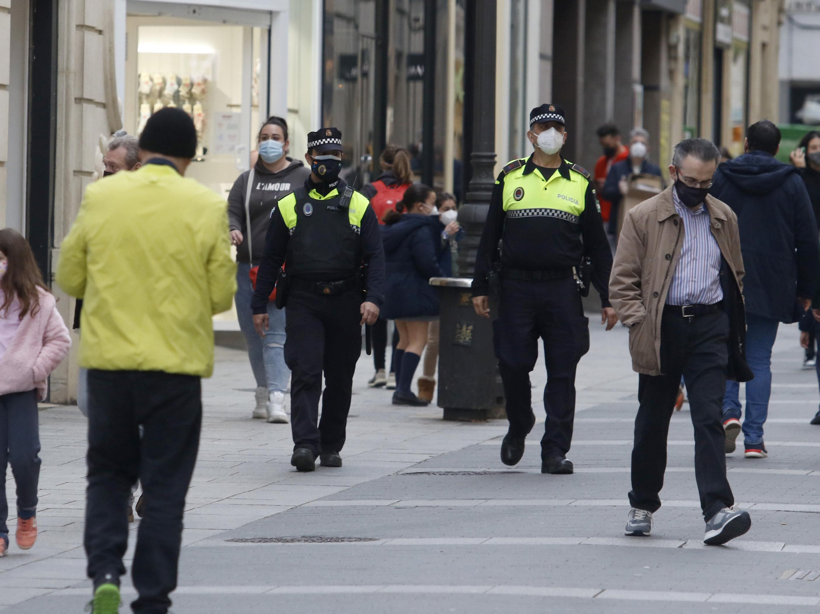 Dos agentes de la Policía Local de Córdoba.