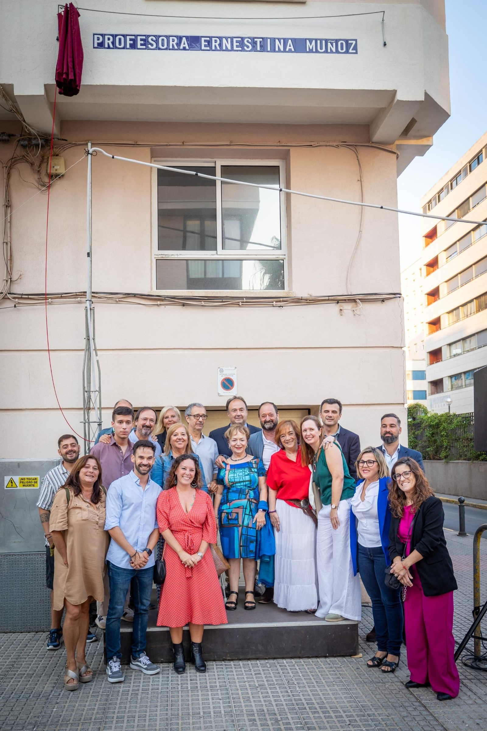 Foto de familia tras la inaguración del rótulo de la calle de la profesora Ernestina Muñoz. Foto de familia tras la inaguración del rótulo de la calle de la profesora Ernestina Muñoz.
