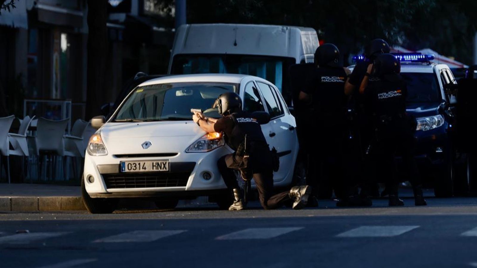 Dispositivo policial en torno a la panadería donde está el hombre atrincherado.