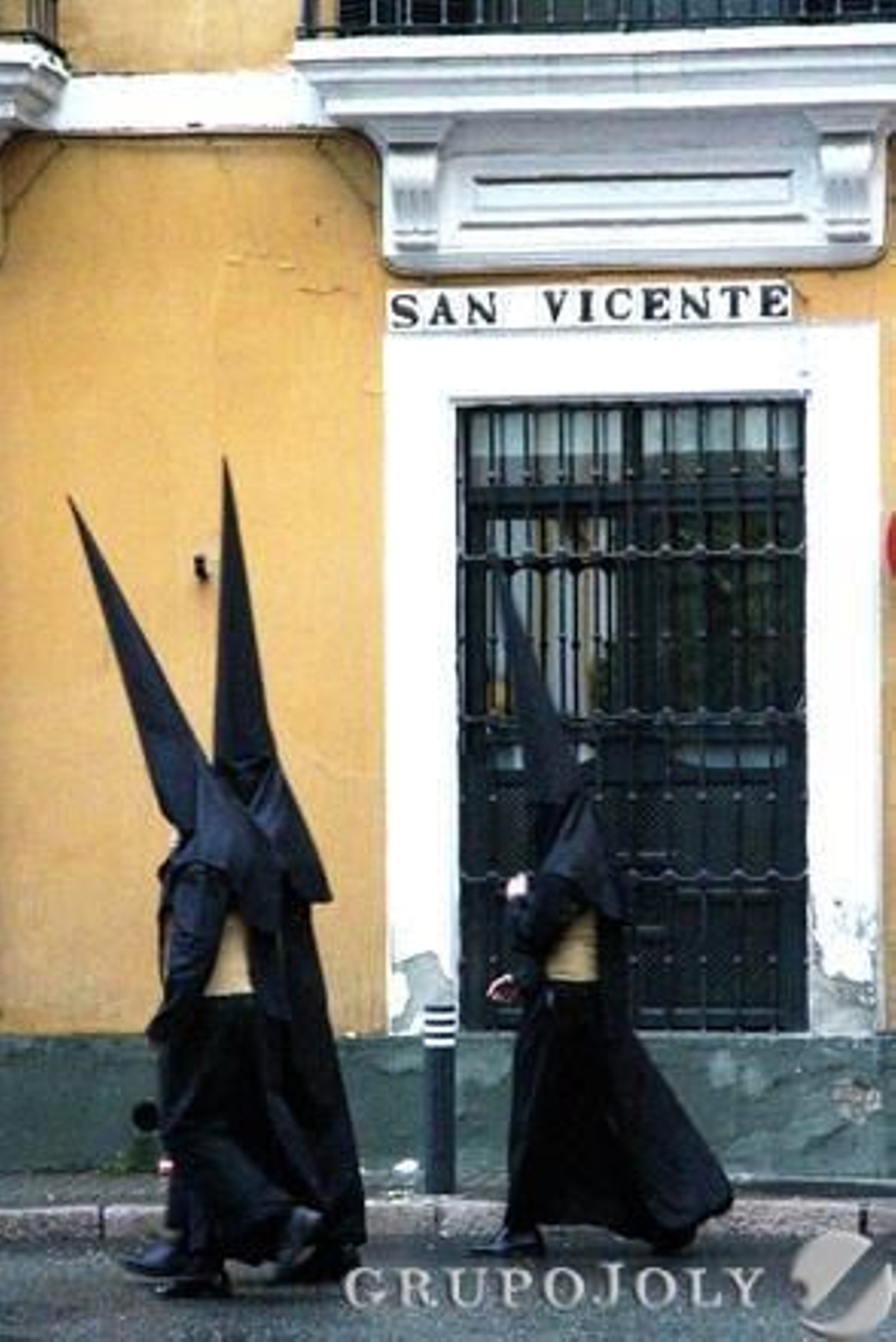 Nazarenos de regreso a casa tras conocer que no harían estación de penitencia.

Foto: Victoria Hidalgo