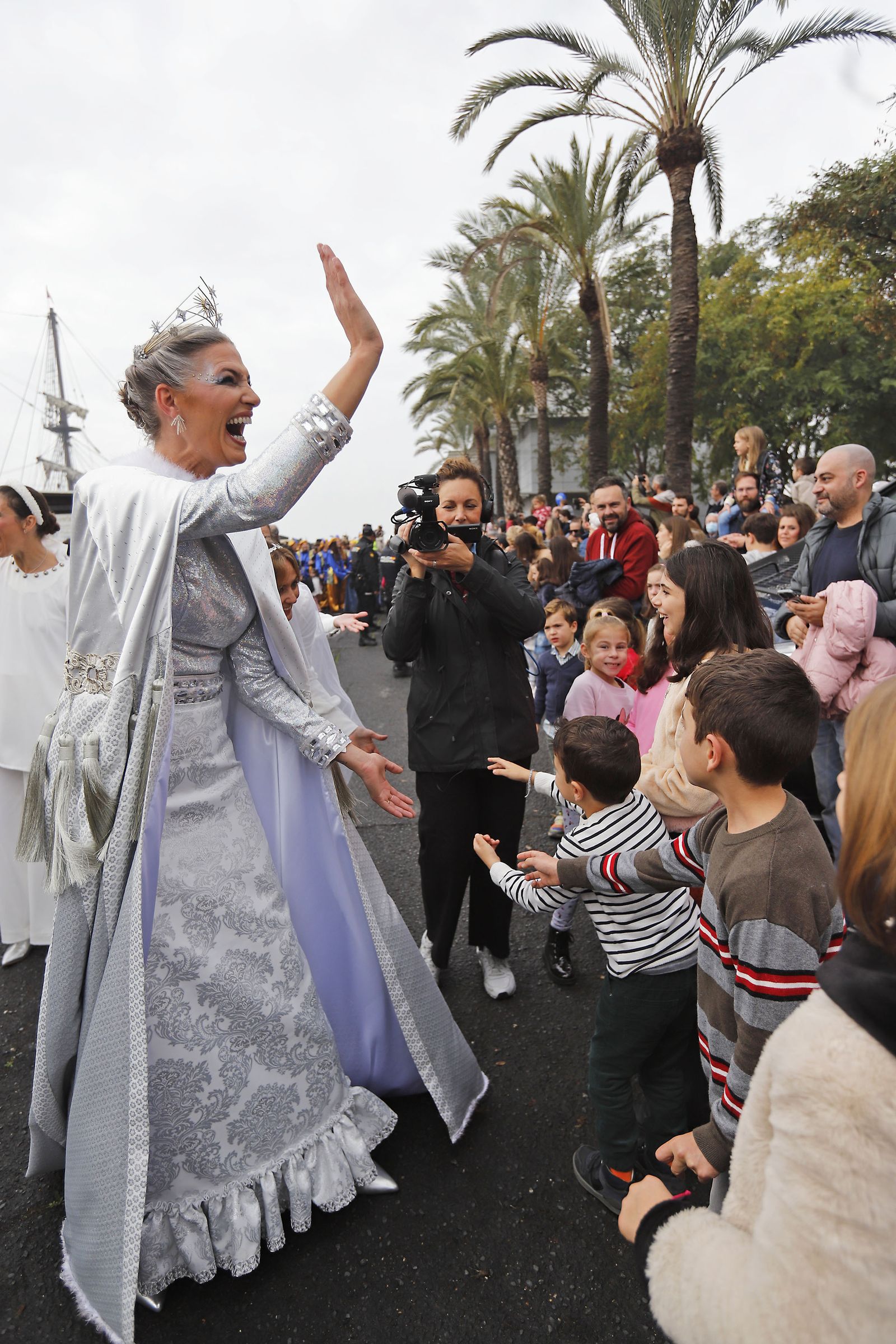 Imágenes de la mágica llegada de los Reyes Magos y la Estrella de la Ilusión a Huelva en barco