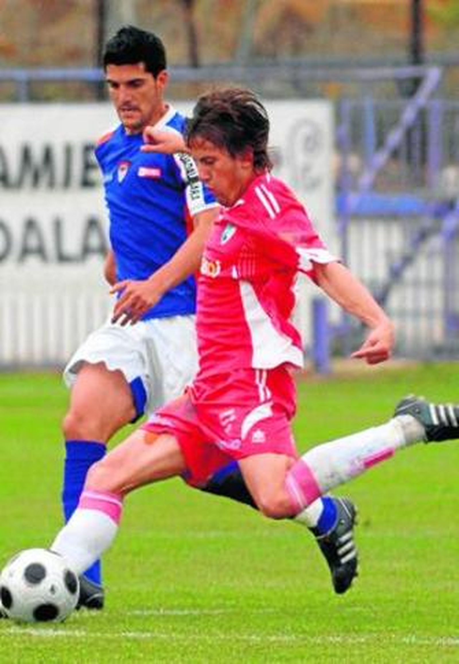 Rubén Cuesta presiona al ex lucentino Quique en el curso 08-09.