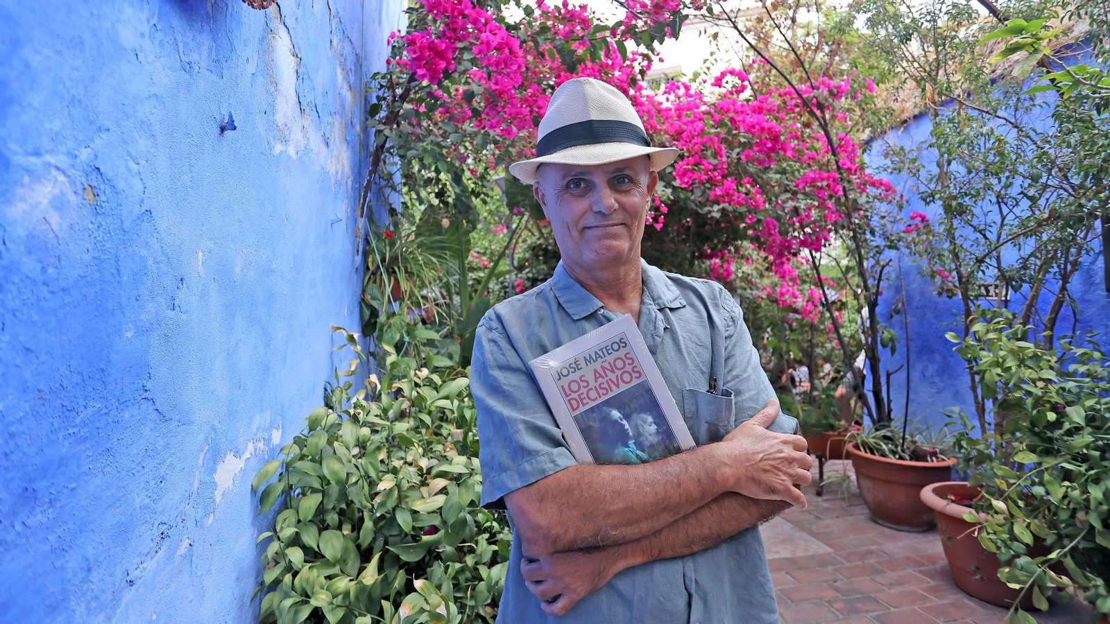 Pepín Mateos posa con su libro antes del acto de presentación.