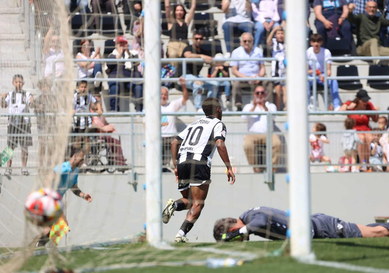 João Pedro se dispone a celebrar su gol mientras Saldaña lamenta su error en el suelo