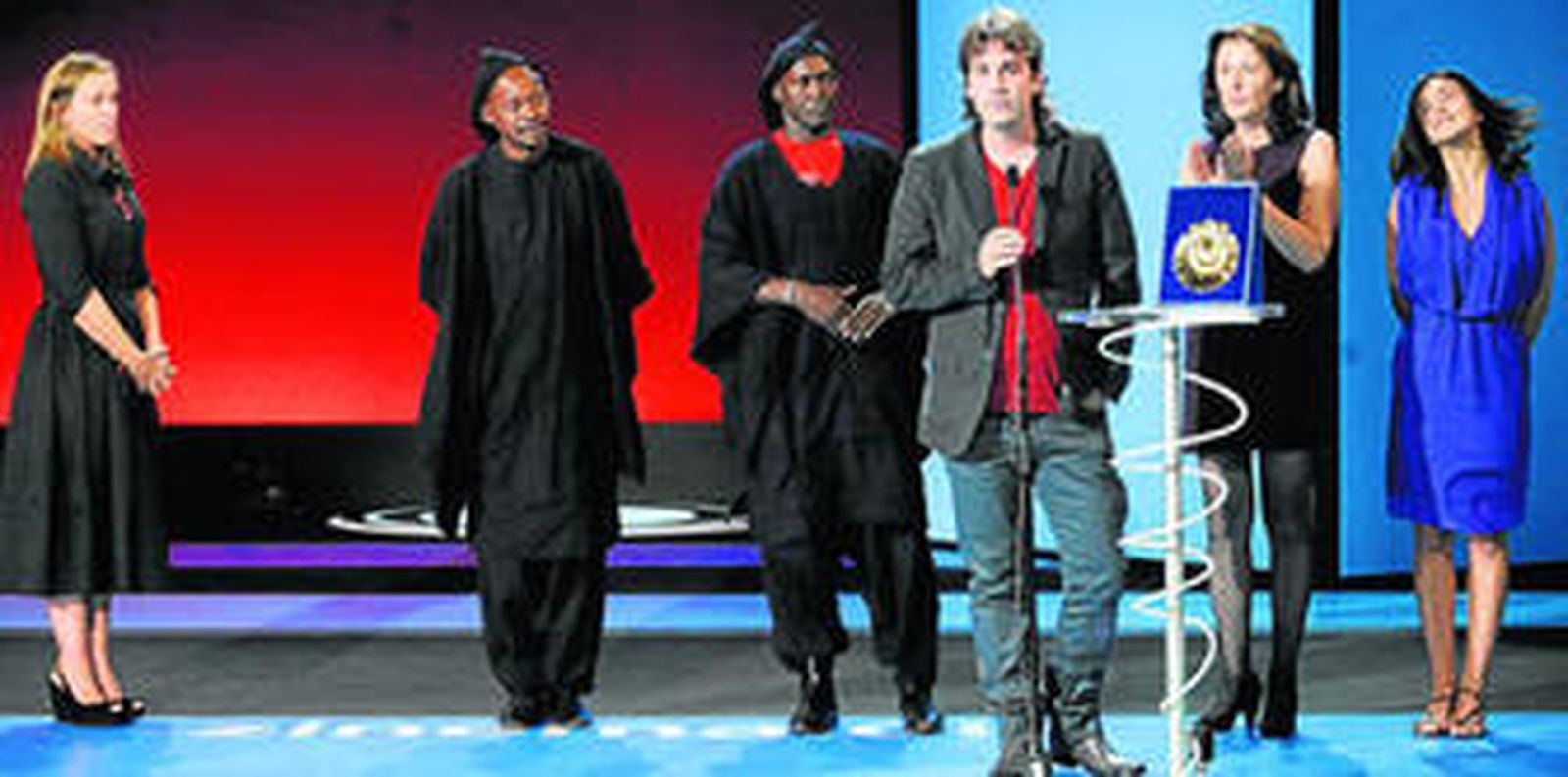 Isaki Lacuesta y el equipo de 'Los pasos dobles' recibe la Concha de Oro por esta cinta rodada en Mali.