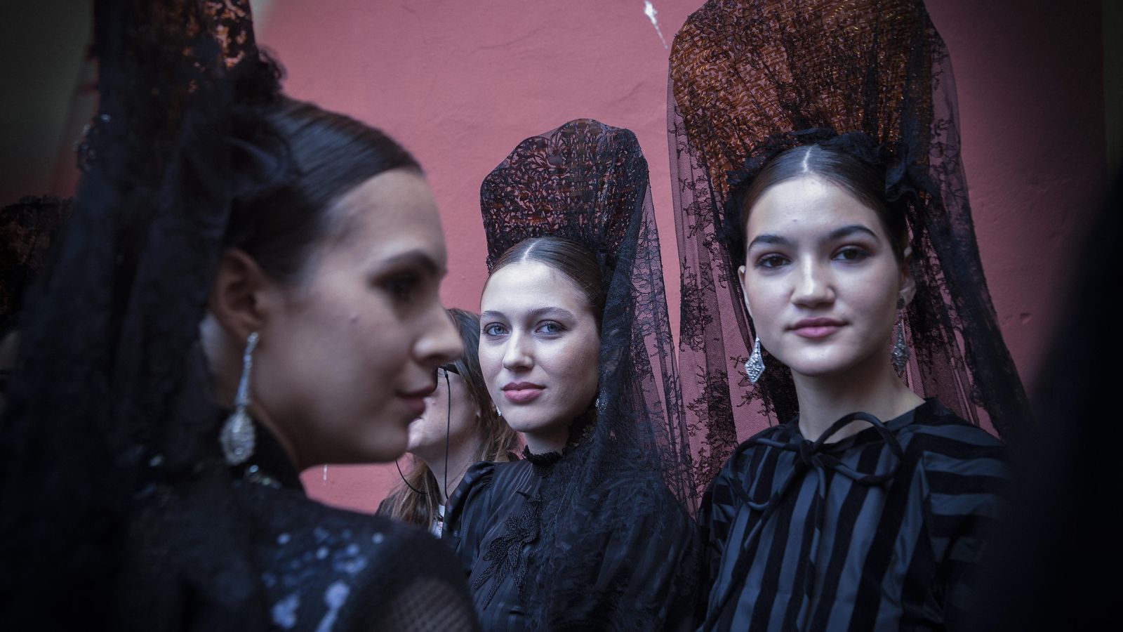 Jóvenes vestidas de mantilla.