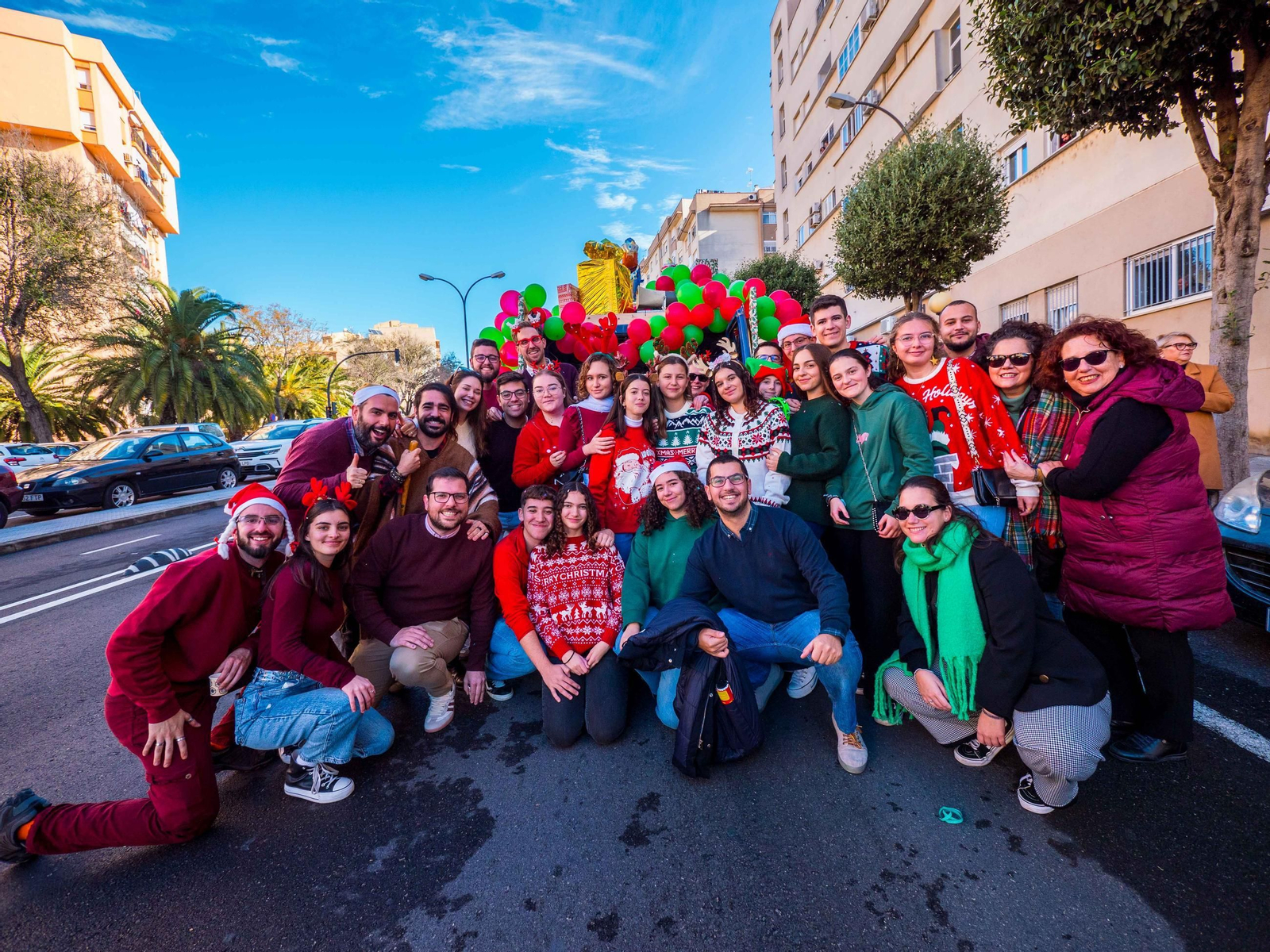 La Caravana Solidaria recoge cientos de regalos para echar una mano a los Reyes Magos en San Fernando