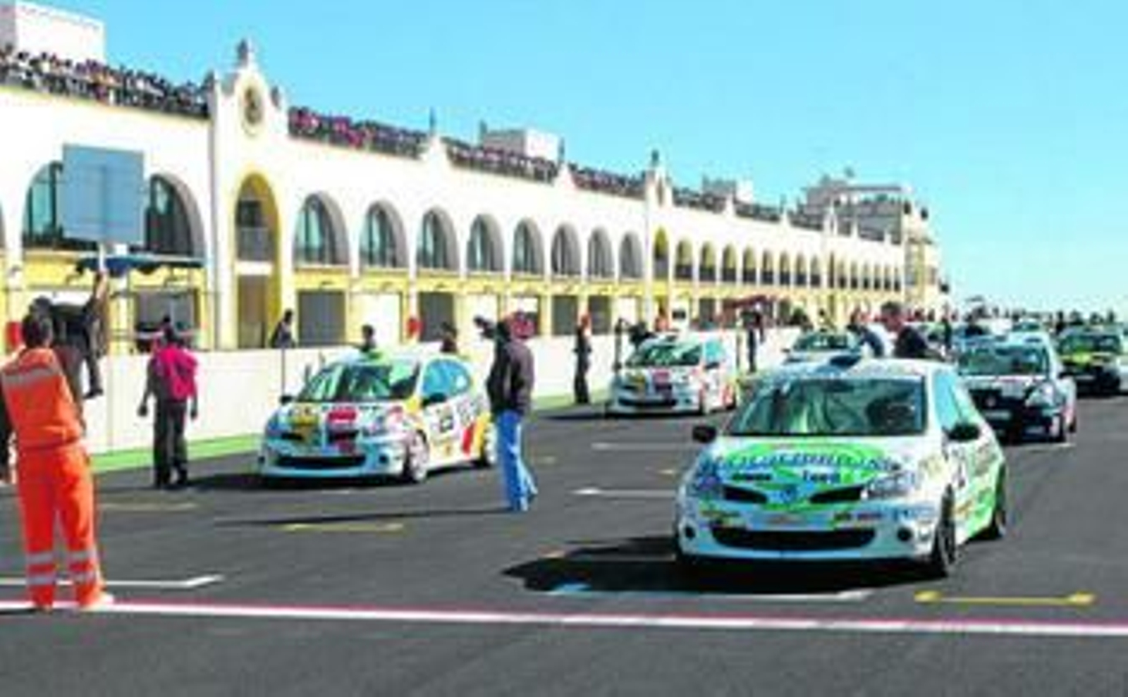 El circuito onubense acogió varias pruebas, numerosos test de competición y presentación de vehículos de alta gama; abajo, el Evora action.