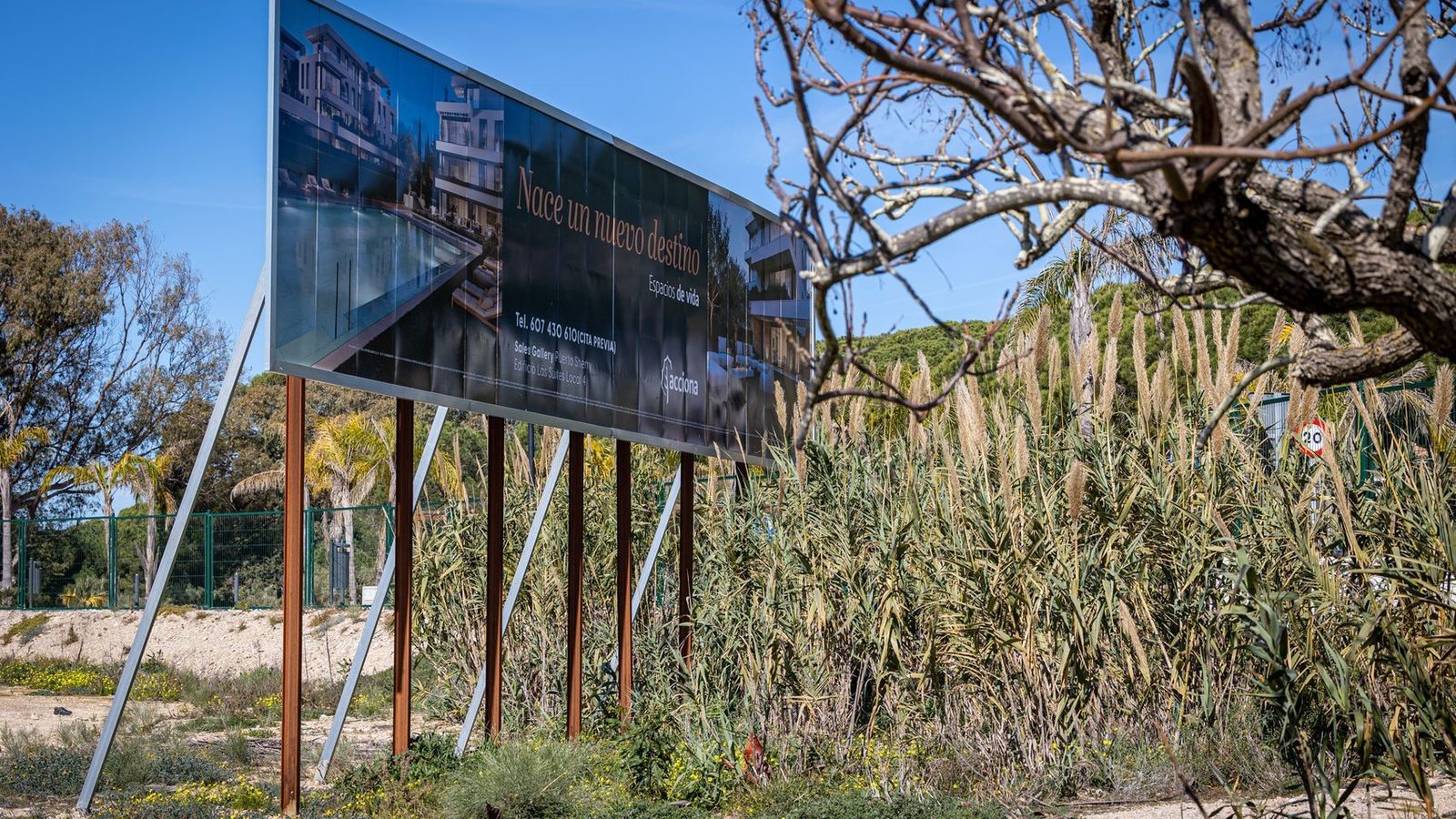 Un cartel en la zona donde se levantará el nuevo hotel que promueve Acciona en la Costa Oeste.