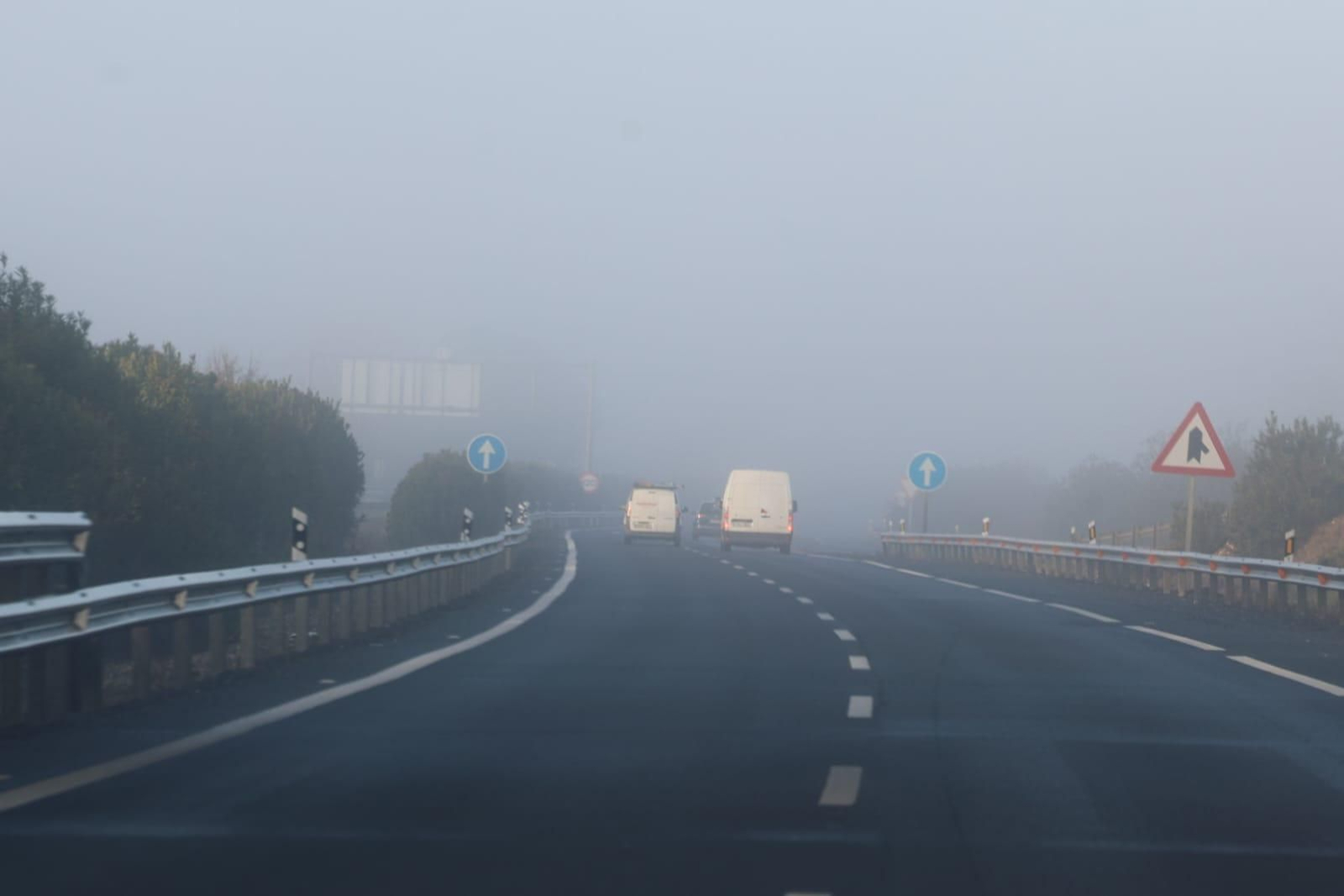 Huelva se tiñe de blanco con la densa niebla de este jueves: espectaculares imágenes de la provincia a primera hora de la mañana