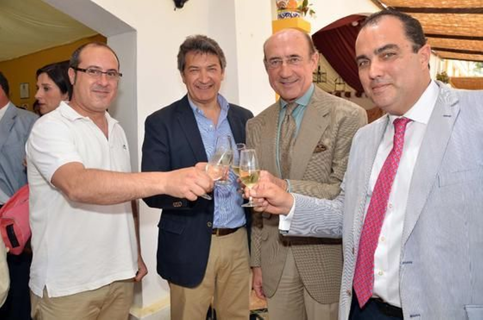 David Fernández brinda con Beltrán Domecq, presidente del Consejo Regulador del Vino; César Saldaña, director general del Consejo Regulador del Vino y del Brandy; y el redactor Ángel Espejo.

Foto: Manuel Aranda