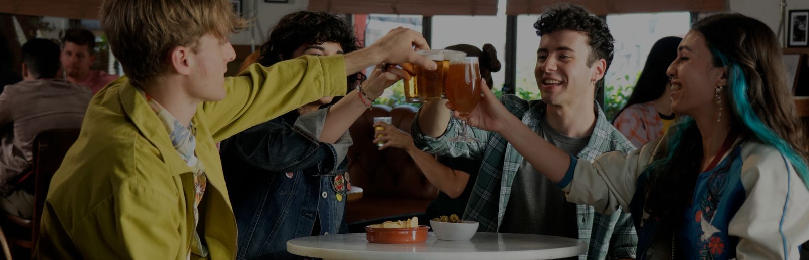 Consumo de cerveza en un bar.