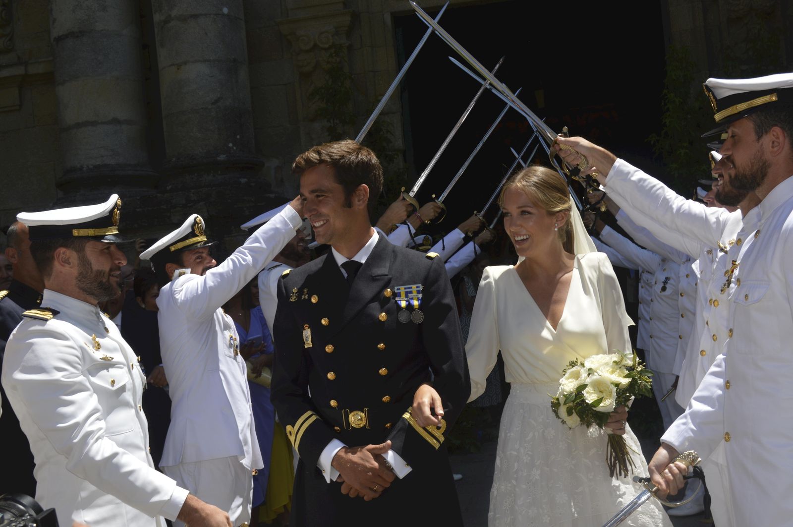 El nuevo matrimonio Javier Yráyzoz Goenechea y María Lumbreras Gálvez tras finalizar la ceremonia religiosa.