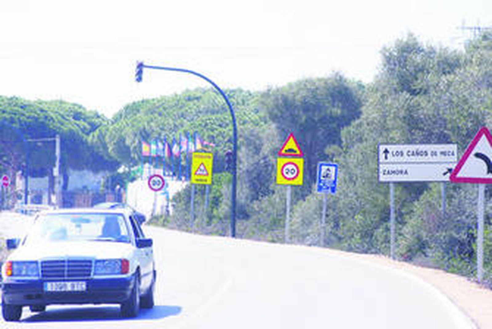 Principal acceso a la pedanía de Zahora desde Conil y Vejer a través de la carretera A-2233.