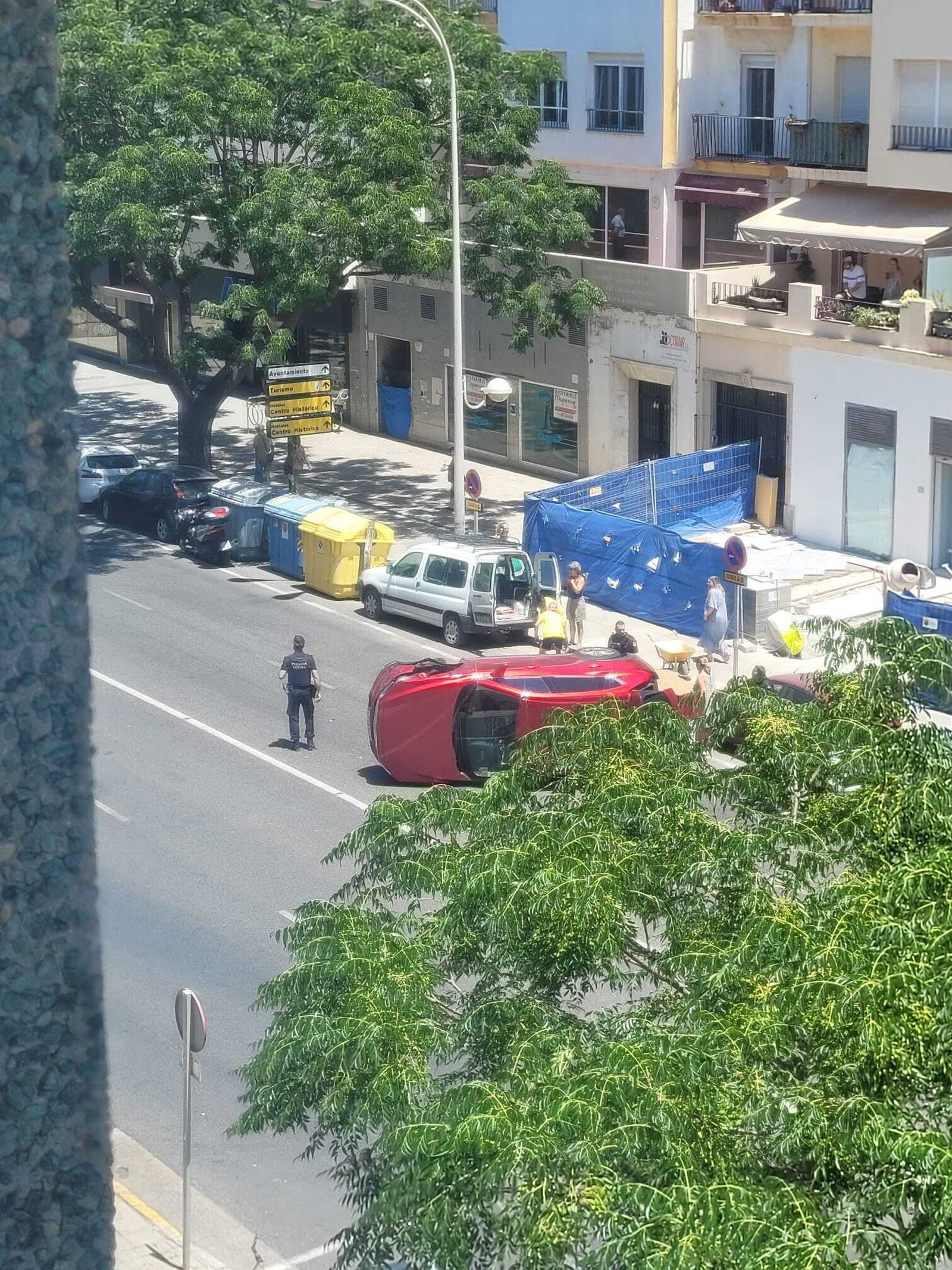 El vehículo volcado en la avenida de Andalucía.