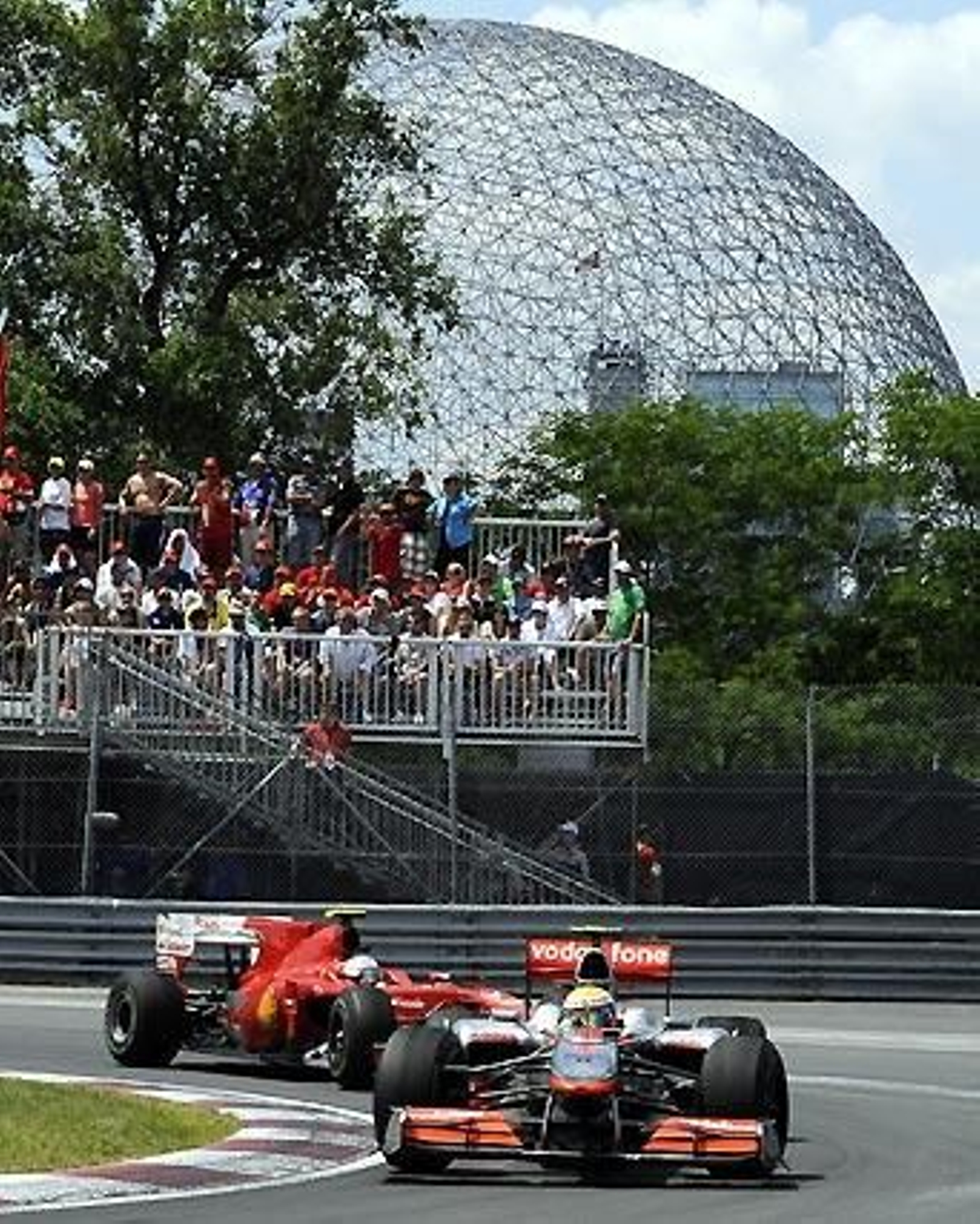 Fernando Alonso (Ferrari) persigue a Lewis Hamilton (McLaren).

Foto: Afp Photo / Reuters / Efe