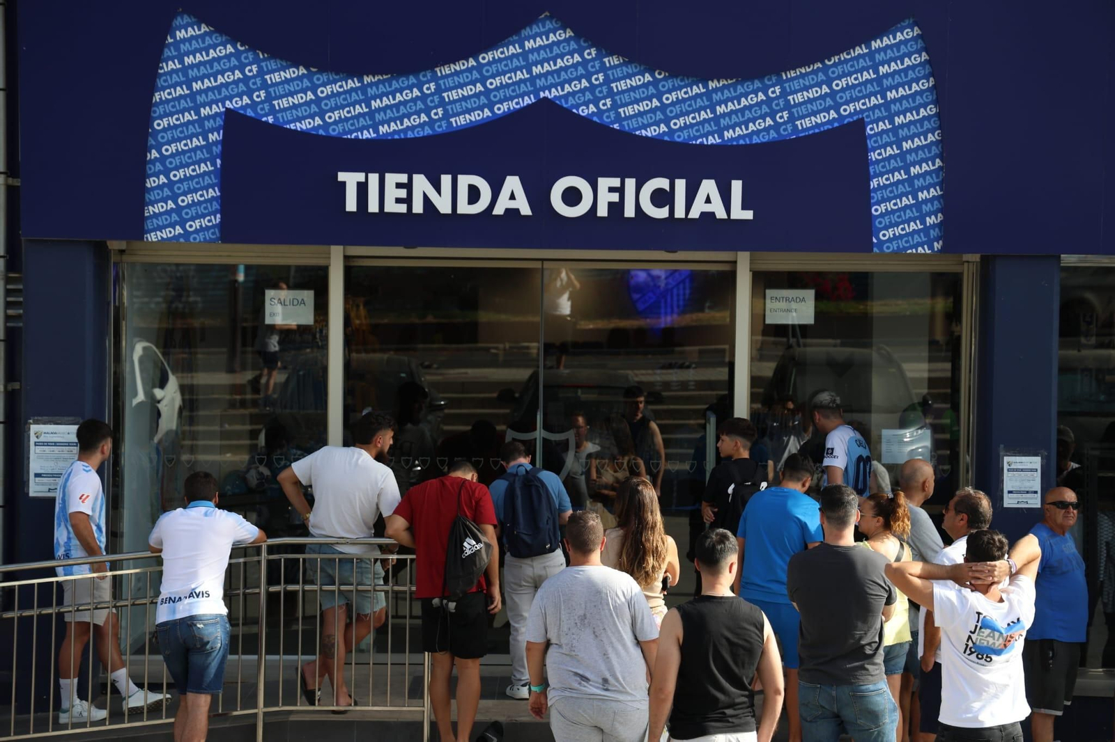 La entrada de la tienda de La Rosaleda La entrada de la tienda de La Rosaleda