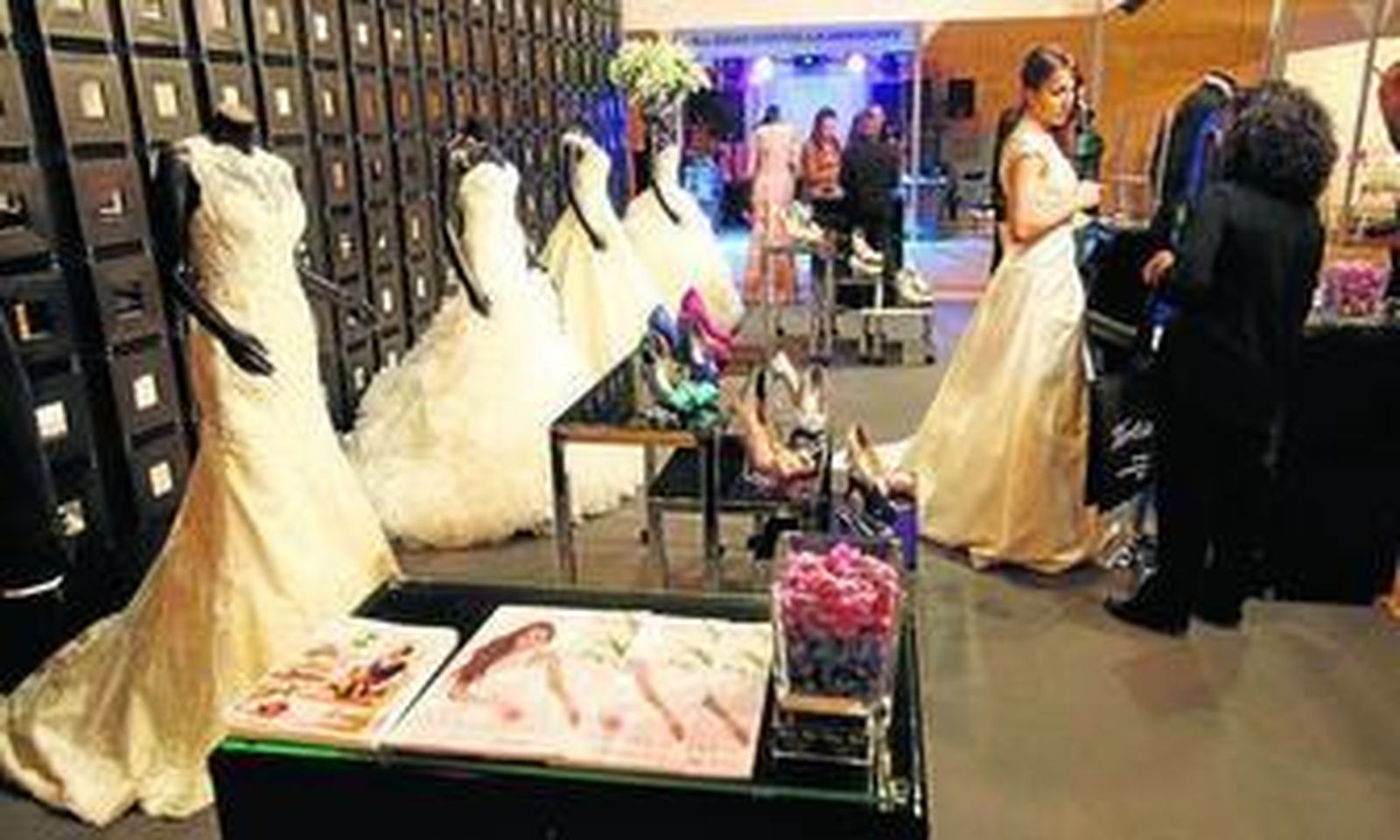 Los trajes nupciales son los protagonistas de Sevilla de Boda, aunque este año desfilan diseños de primera comunicón.