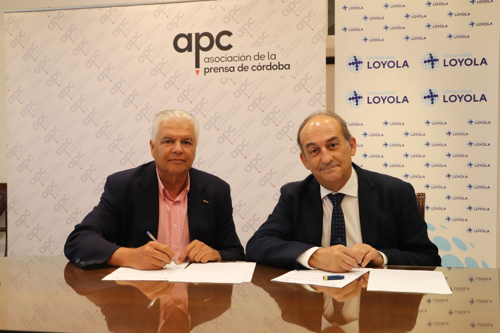 Ricardo Rodríguez Aparicio y Gabriel Pérez Alcalá suscriben el acuerdo.