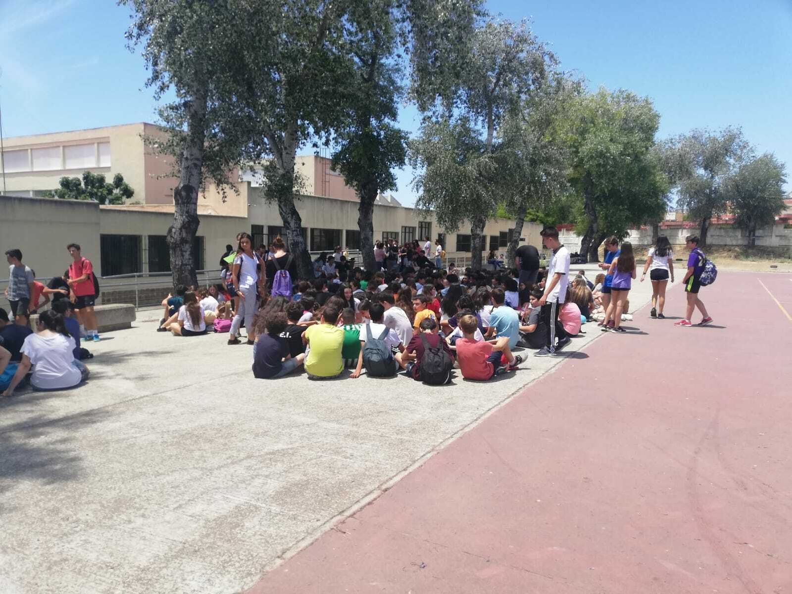 Los alumnos del IES Álvar Núñez paran las clases para protestar por el calor en las aulas