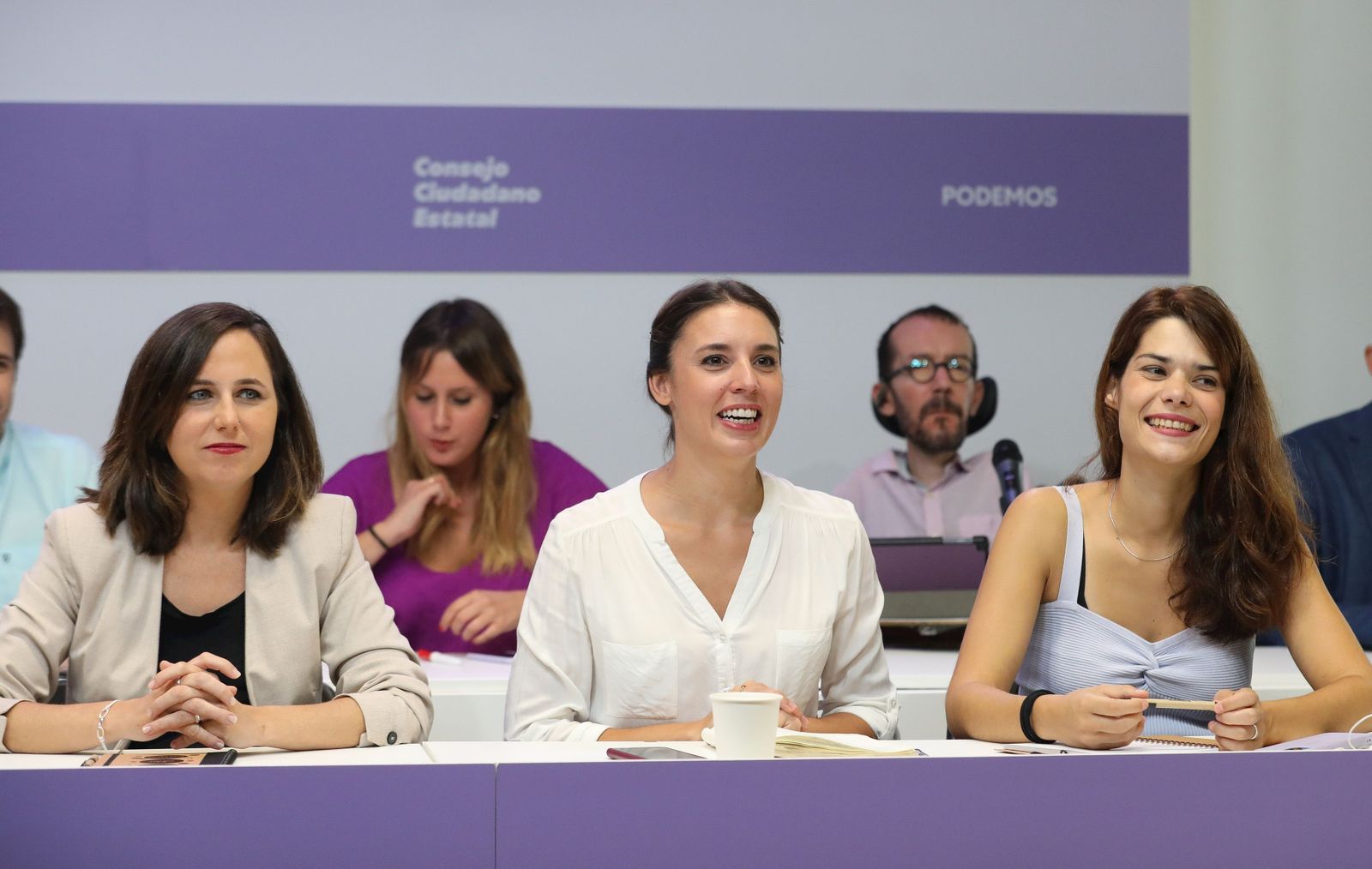 La ministra de Derechos Sociales y Agenda 2030, Ione Belarra; la ministra de Igualdad, Irene Montero; y la portavoz de Podemos , Isa Serra, durante la apertura del Consejo Ciudadano Estatal en la sede de Podemos.