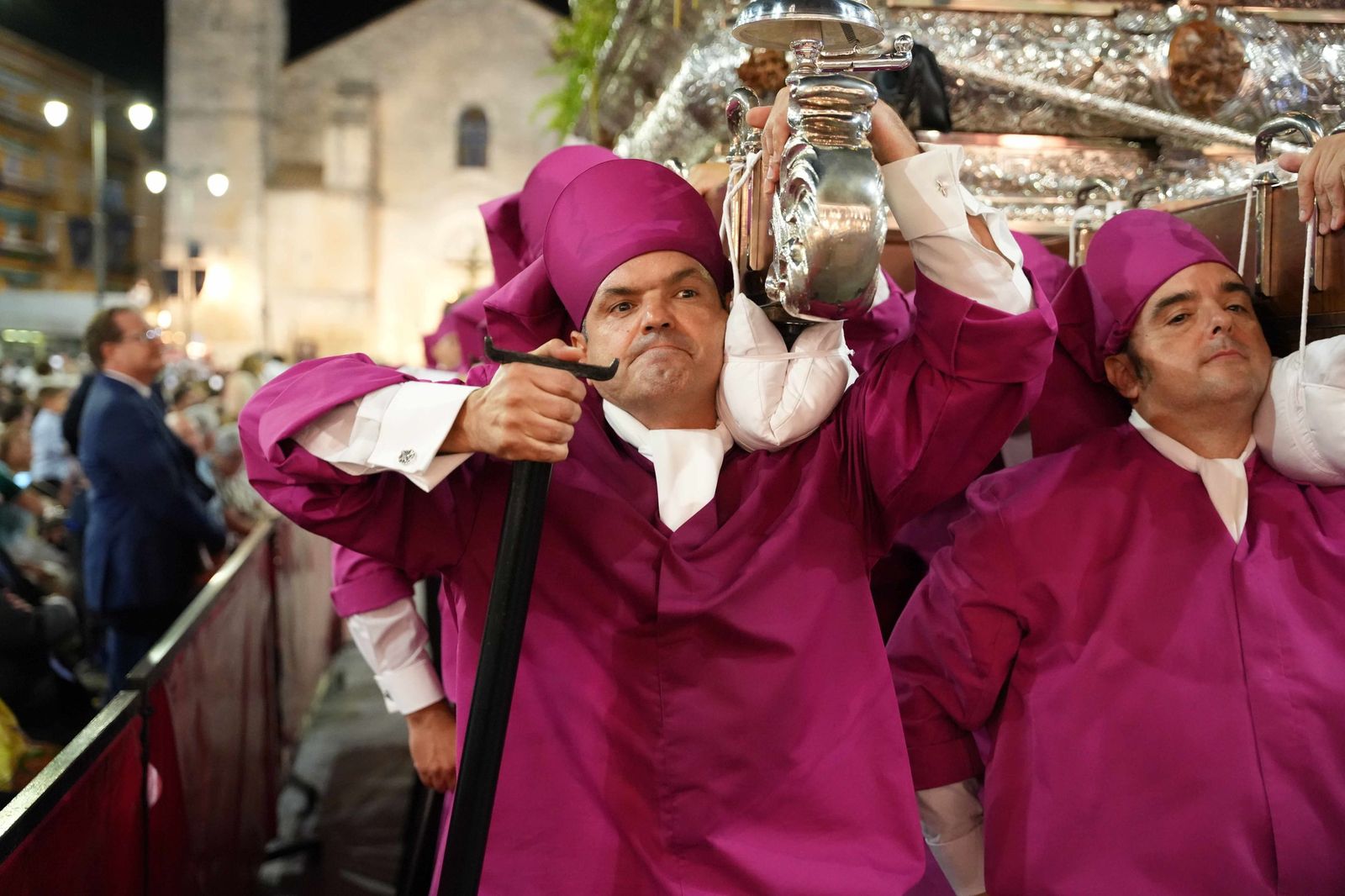 Una cuadrilla de santeros portan un paso.