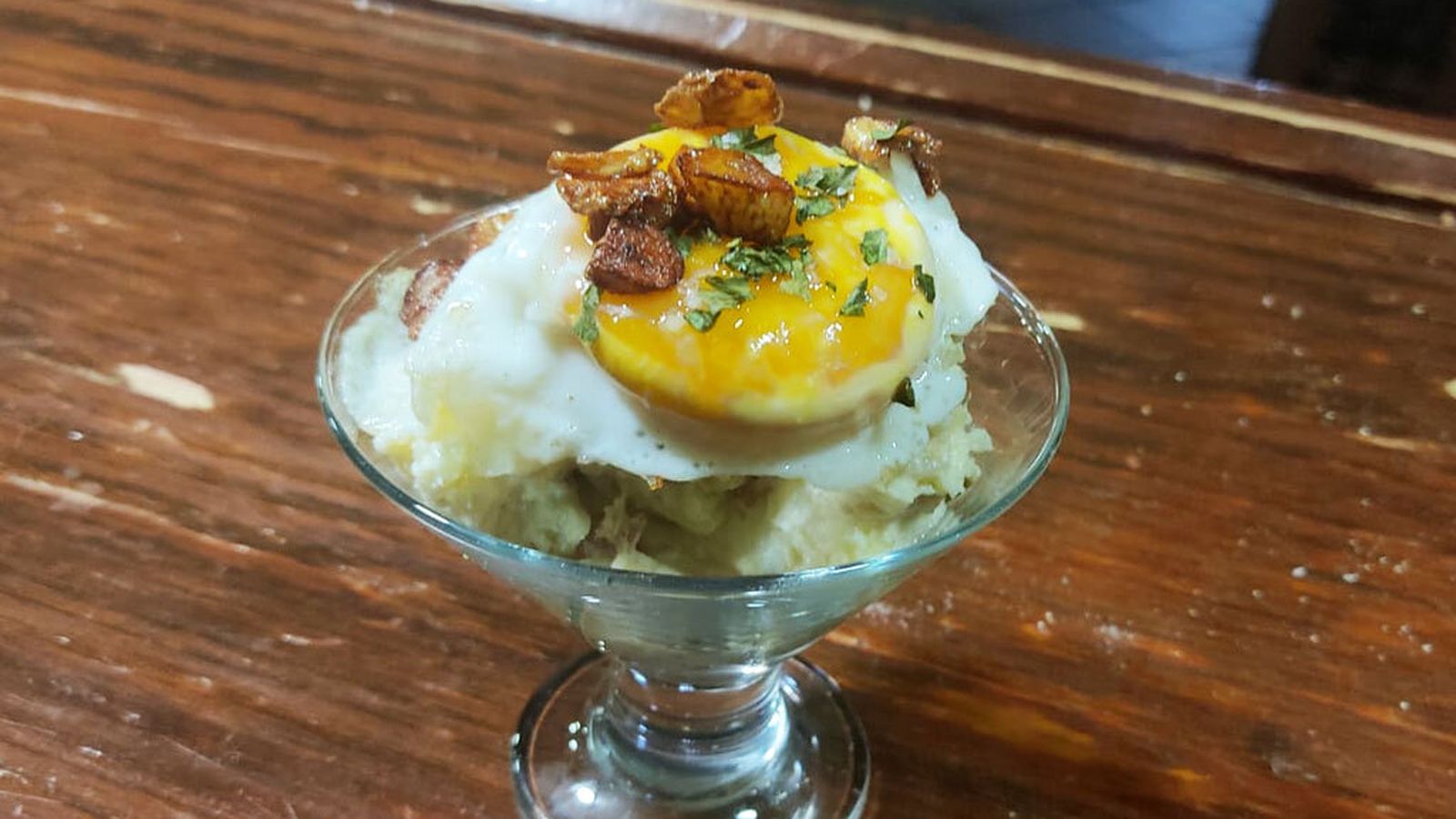 ENSALADILLA CON HUEVO Y CRUJIENTES