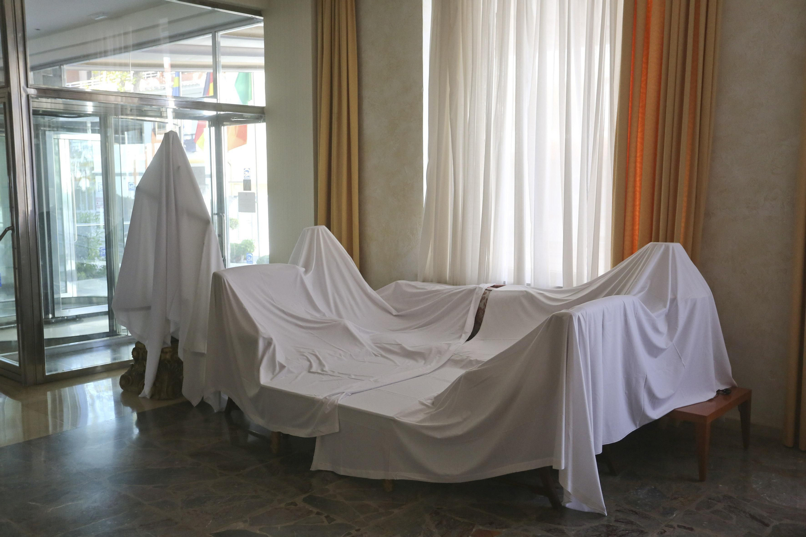 Sábanas blancas visten el hotel Amaragua de Torremolinos, cerrado por el coronavirus, en fotos