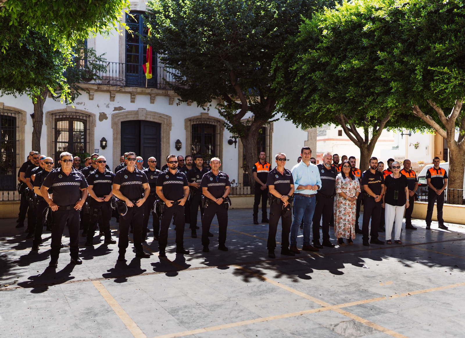 El alcalde junto a efectivos de la Policía Local de Níjar.