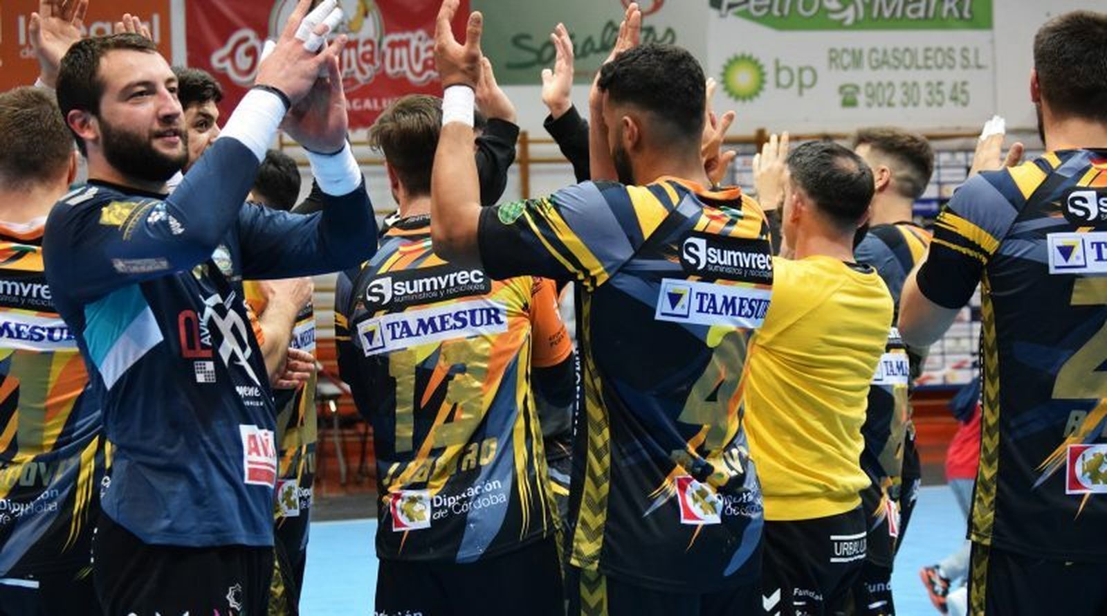 Los jugadores del Ángel Ximénez saludan a su afición tras un partido en casa.