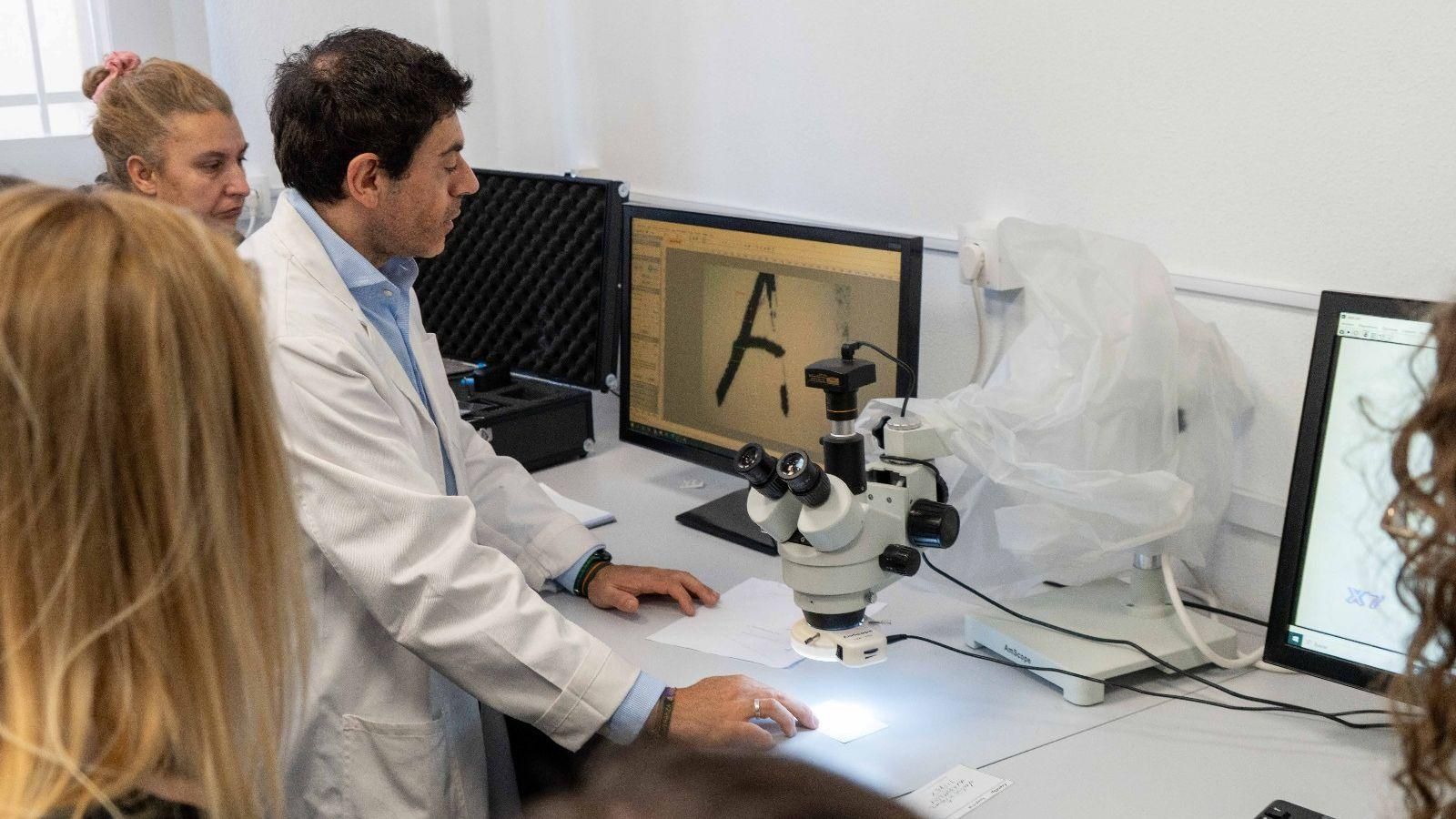 Uno de los expertos muestra algunas de las herramientas tecnológicas del curso ‘Tras la huella del crimen’