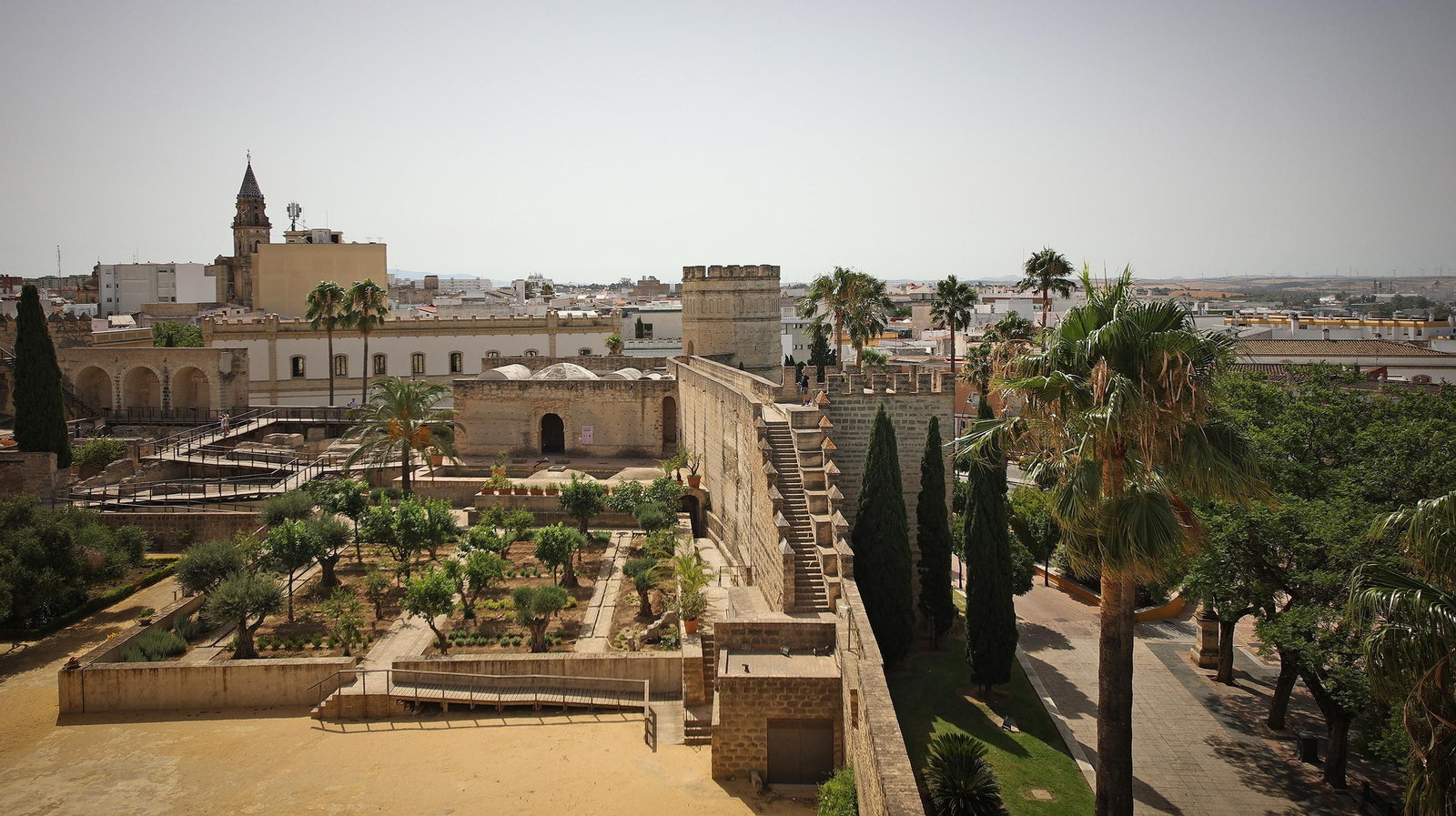 Así es por dentro y por fuera la Torre de Ponce de León en el Alcázar de Jerez