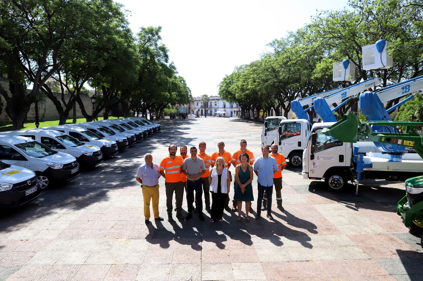 Mamen Sánchez, con personal municipal de Parques y Jardines.