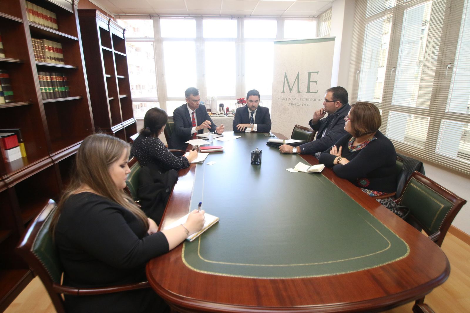 Reunión con empresas del sector agroalimentario, turístico y transportes que Francisco Gallardo tuvo en el bufete de abogados Martínez-Echevarría.