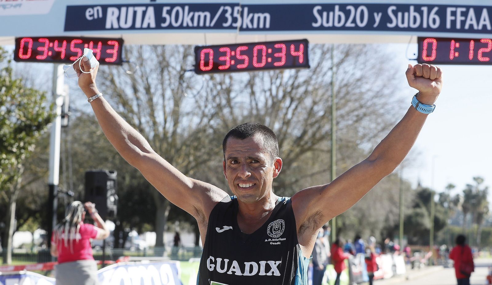 Claudio Villanueva celebra su triunfo en un circuito por el Parque del Alamillo.