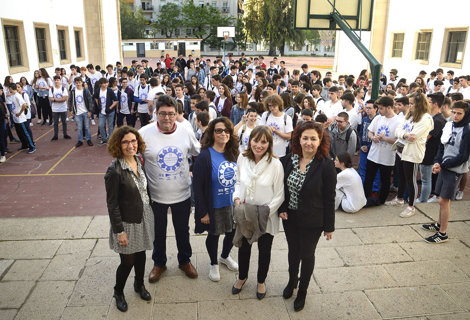 Representantes municipales y docentes, antes de la salida en el Coloma.