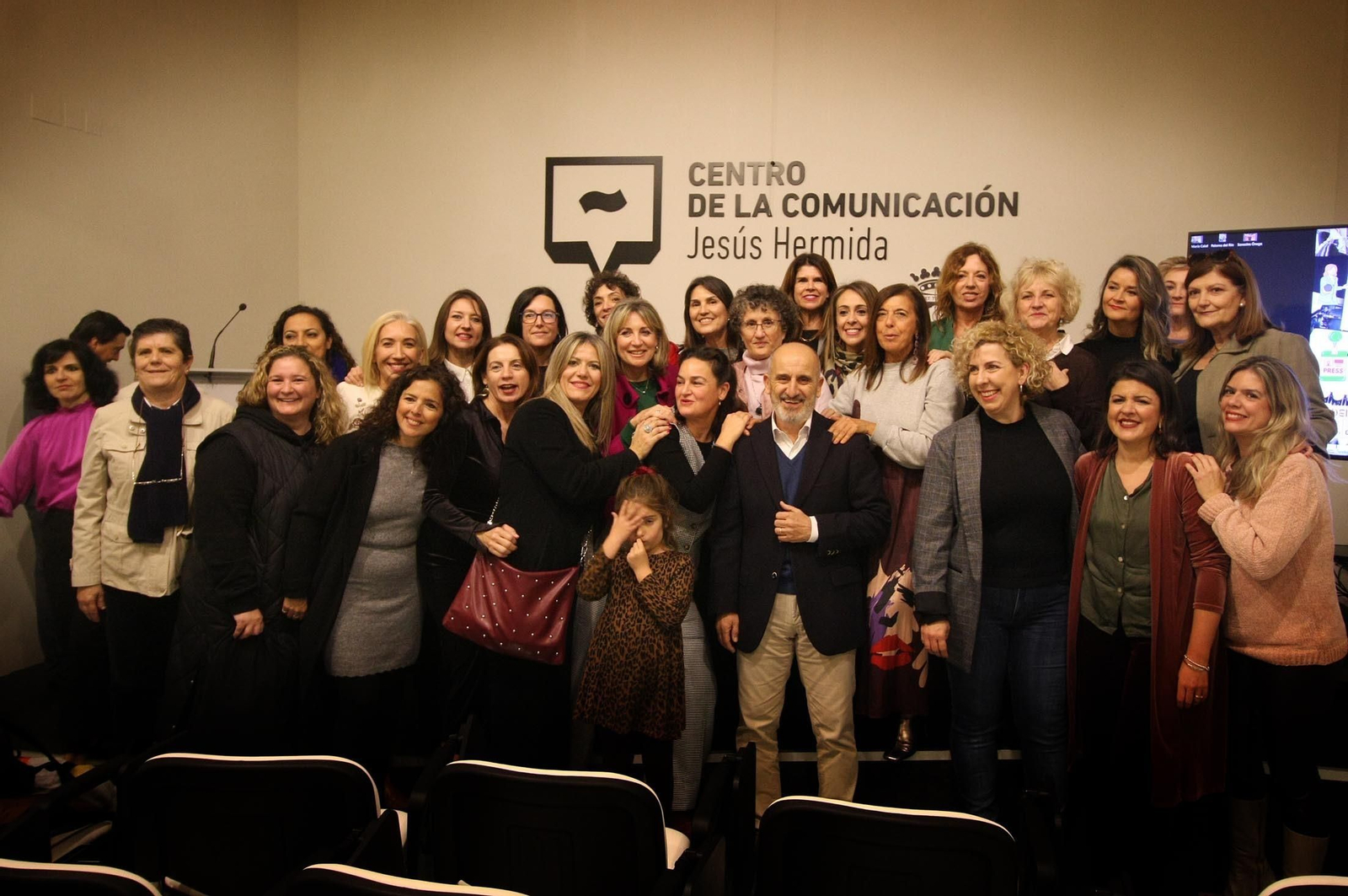 Imágenes de la mesa redonda "La presencia de la mujer en el periodismo" y exposición fotográfica "Pioneras", en el Centro de Comunicación Jesús Hermida, Huelva