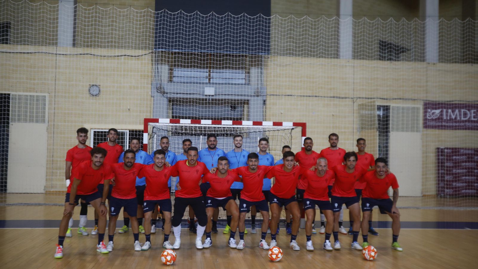 La plantilla y cuerpo técnico del Córdoba Futsal, en Vista Alegre.