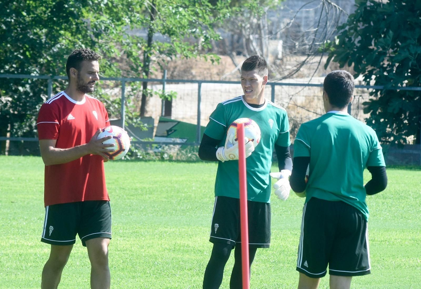 Isaac Becerra en un entrenamiento con Sebas Moyano y Edu Frías.