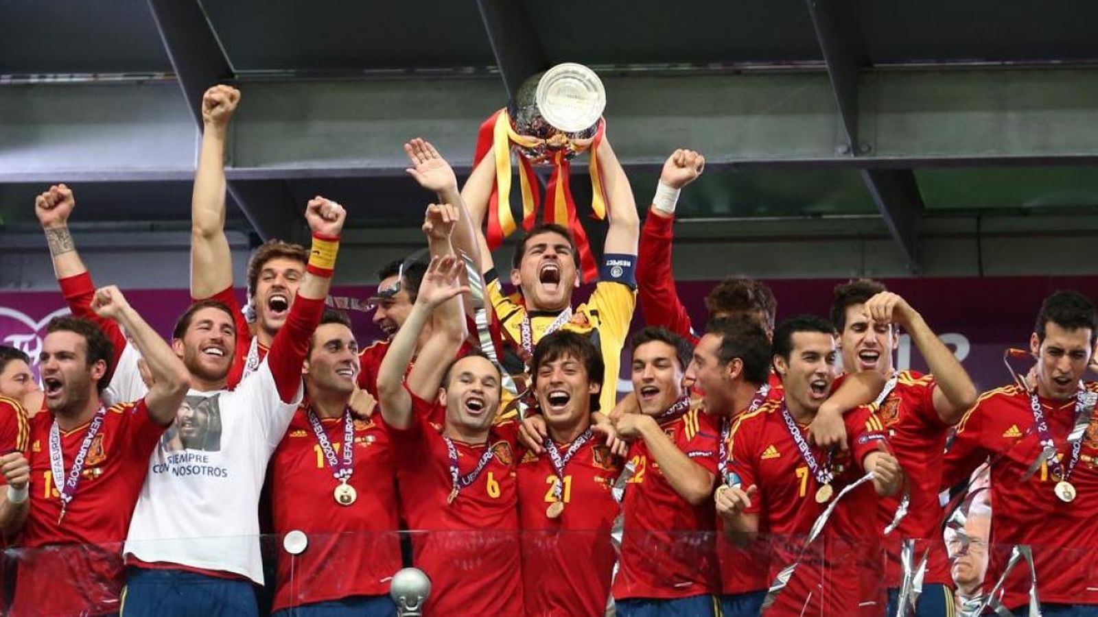 Los jugadores de la selección celebran el título de Eurocopa 2012