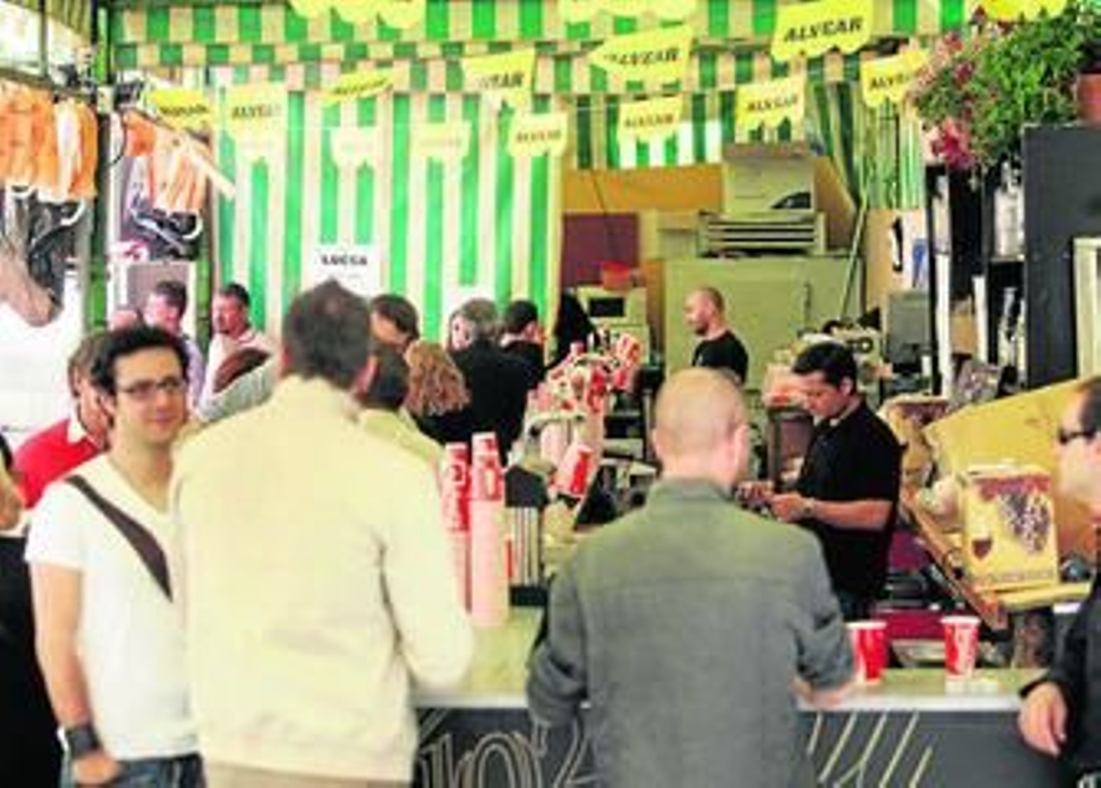 Un buen número de personas aprovechan las últimas horas de concurso en la Cruz de San Hipólito.