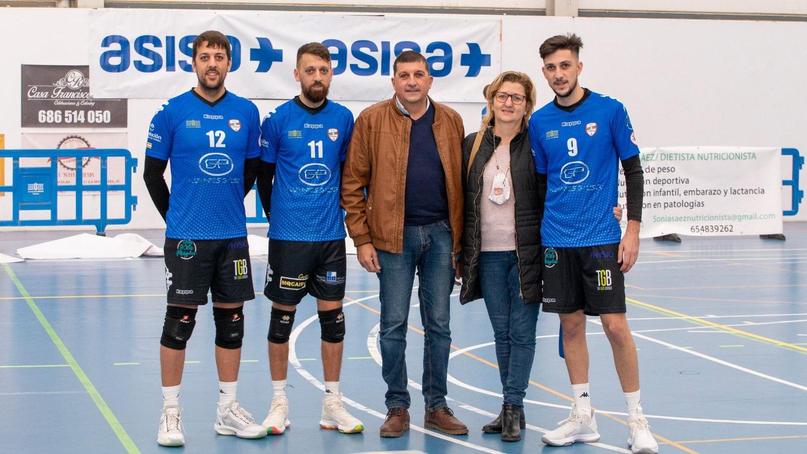 Luis Manuel, Jorge y Alejandro Corronilla, con sus padres.