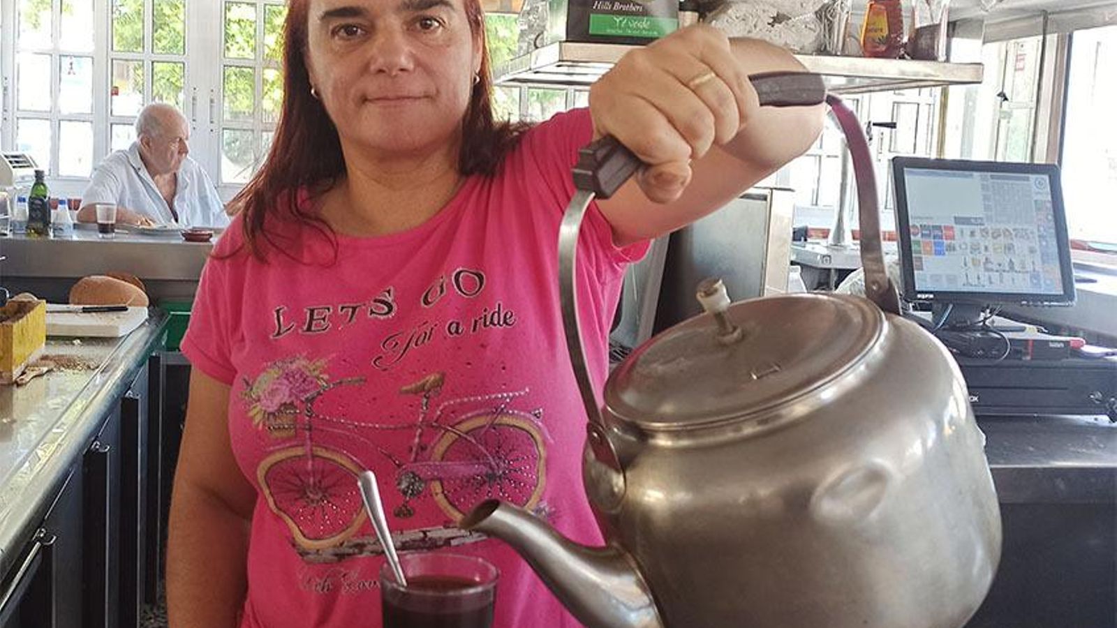Mónica Espinosa con el café de pucherete del kiosko de Curro