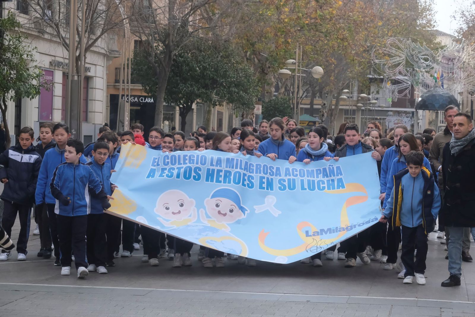Córdoba celebra el Día del Cáncer Infantil con una marcha con cientos de escolares