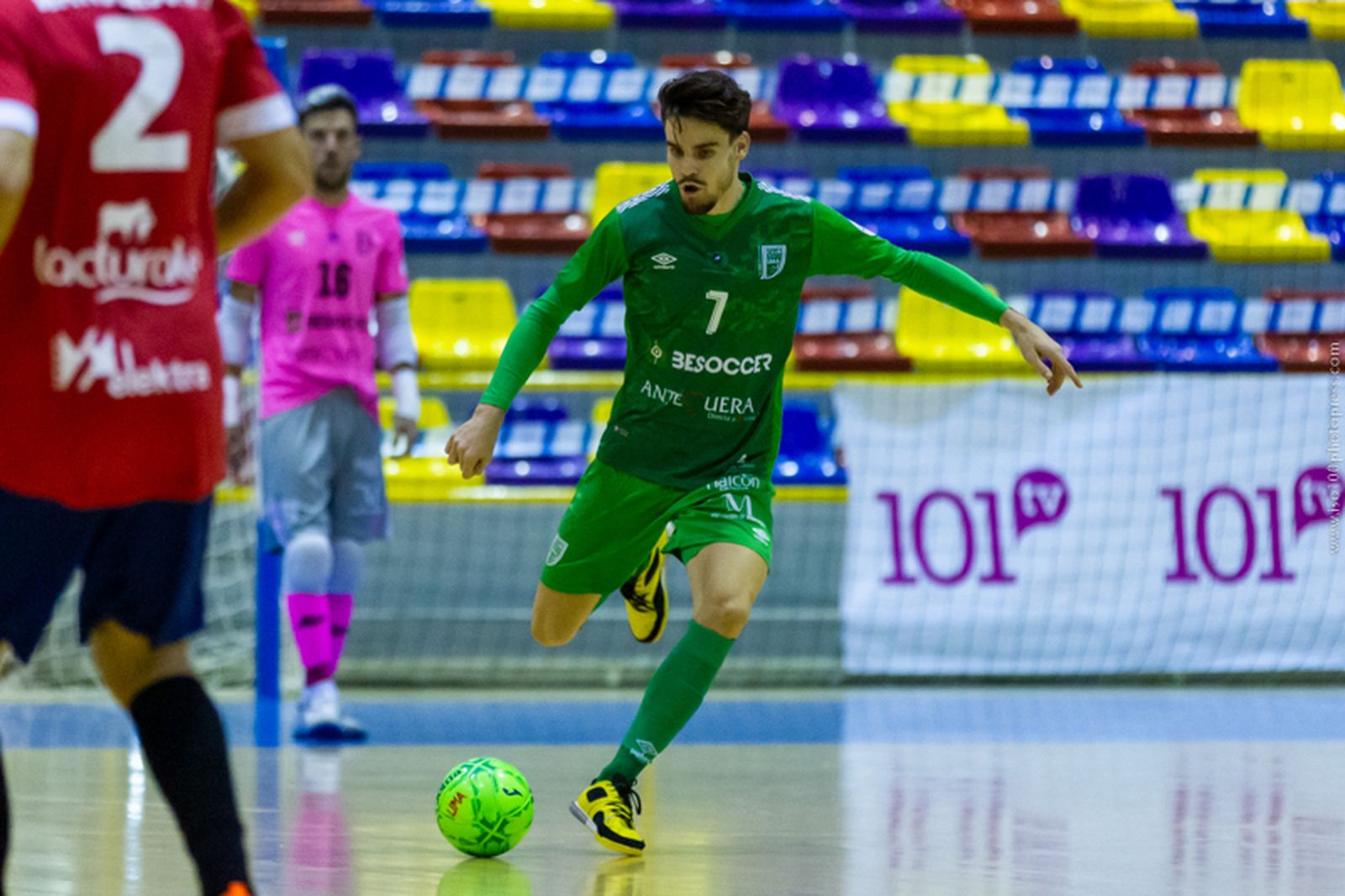 Alvarito justo antes de golpear la pelota.