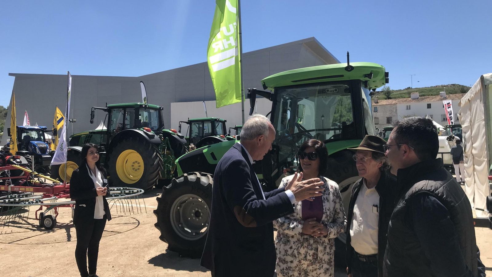 Emma Sola, en el centro, conversa con Francisco Casero, en presencia de Ezequiel Martínez, periodista de 'Tierra y Mar' (TVE), presente en la inauguración.